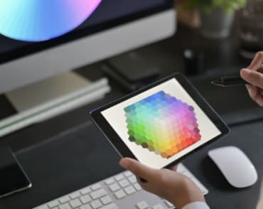 girl chooses a color from the palette on the tablet